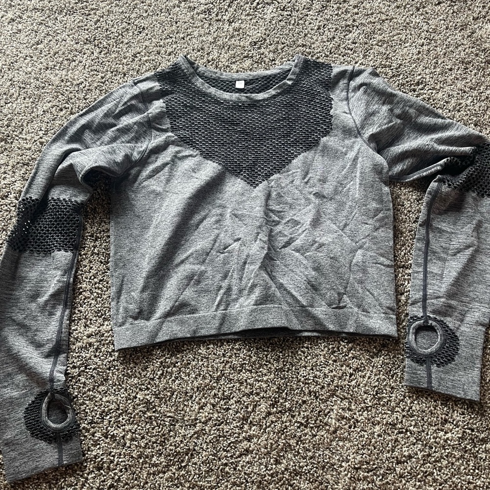 Chic Gray Women's Athletic Top with Textured Accents